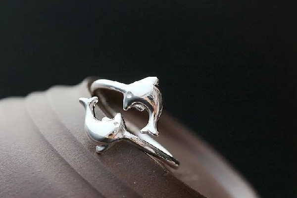 純銀戒指有劃痕怎么修復(fù) 純銀戒指可以戴著洗澡嗎 純銀戒指有劃痕怎么修復(fù) 純銀戒指可以戴著洗澡嗎