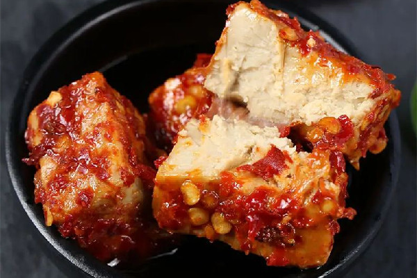 腐乳有白色的東西還能吃嗎 腐乳有白點(diǎn)是怎么回事 腐乳有白色的東西還能吃嗎 腐乳有白點(diǎn)是怎么回事