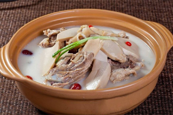 骨頭湯下奶嗎 骨頭湯適合什么人喝 骨頭湯下奶嗎 骨頭湯適合什么人喝