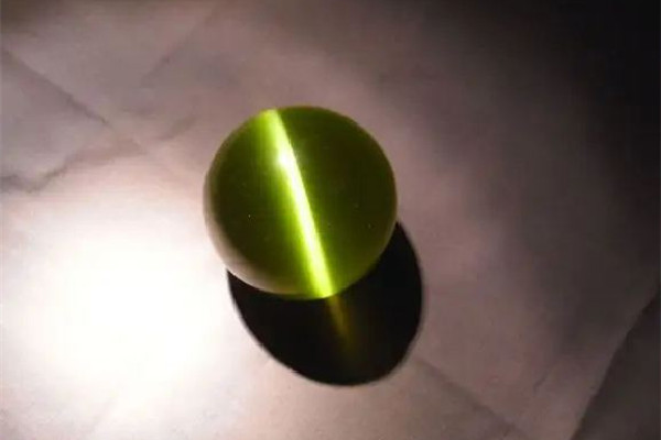 貓眼石和水晶的區(qū)別 貓眼石和瑪瑙哪個(gè)好 貓眼石和水晶的區(qū)別 貓眼石和瑪瑙哪個(gè)好