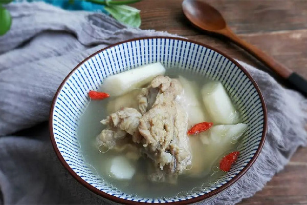 骨頭湯要不要焯水 骨頭湯放什么食材呢 骨頭湯要不要焯水 骨頭湯放什么食材呢