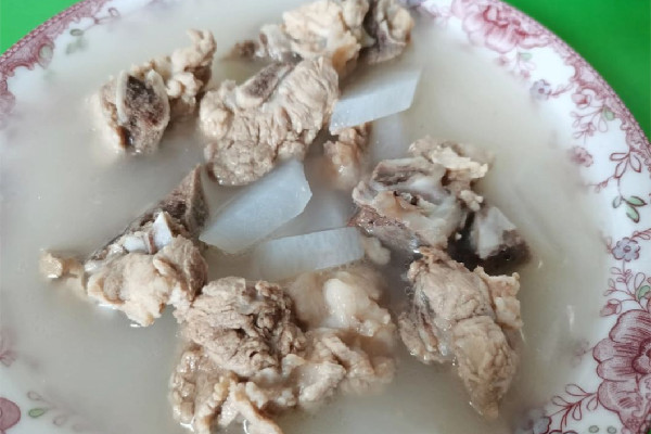 骨頭湯用冷水還是熱水 骨頭湯怎么熬成白色 骨頭湯用冷水還是熱水 骨頭湯怎么熬成白色