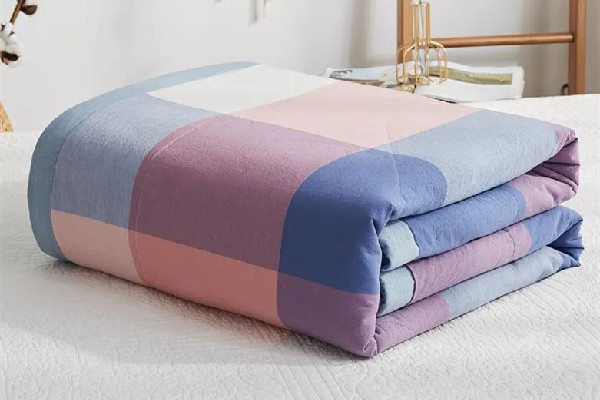 曬被子要不要拍打 曬被子后要晾多久 曬被子要不要拍打 曬被子后要晾多久