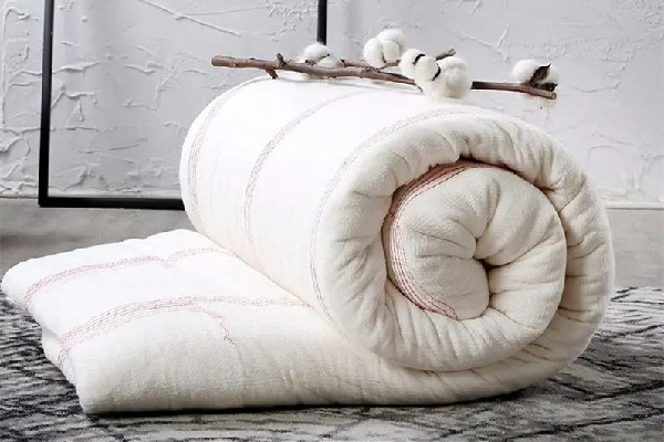 曬被子要不要拍打 曬被子后要晾多久 曬被子要不要拍打 曬被子后要晾多久