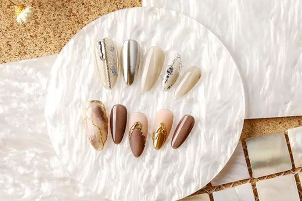 甲油膠有熒光劑正常嗎 甲油膠有熒光劑會怎樣 甲油膠有熒光劑正常嗎 甲油膠有熒光劑會怎樣