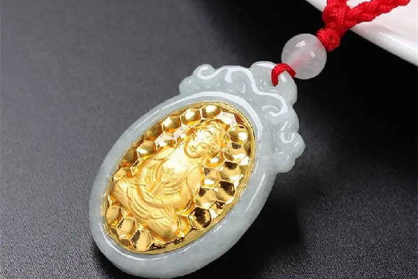 金鑲玉吊墜有點臟怎么清洗 金鑲玉吊墜可以戴著洗澡嗎 金鑲玉吊墜有點臟怎么清洗 金鑲玉吊墜可以戴著洗澡嗎
