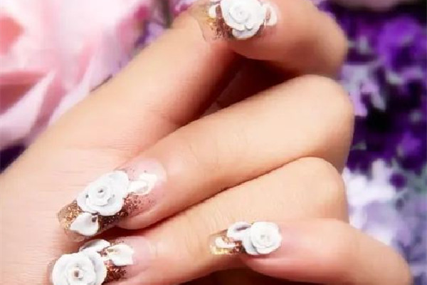 延長(zhǎng)甲的膠水粘到肉了怎么辦 延長(zhǎng)甲對(duì)自身指甲有要求嗎