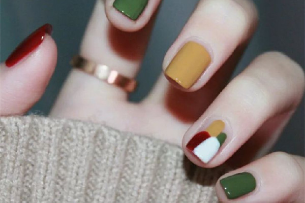 美甲跳色怎么搭配好看 美甲跳色搭配口訣 美甲跳色怎么搭配好看 美甲跳色搭配口訣