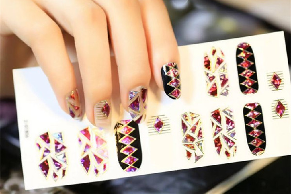 美甲貼紙?jiān)趺促N不容易掉 美甲貼紙要用什么才粘的牢 美甲貼紙?jiān)趺促N不容易掉 美甲貼紙要用什么才粘的牢