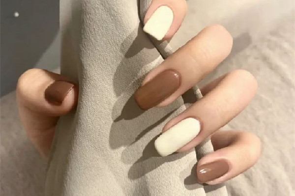 美甲跳色和純色哪個好看 美甲跳色跳幾個好看 美甲跳色和純色哪個好看 美甲跳色跳幾個好看