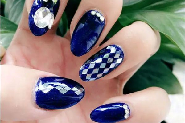 延長(zhǎng)甲的膠水怎么卸 延長(zhǎng)甲可以用卸甲水卸嗎 延長(zhǎng)甲的膠水怎么卸 延長(zhǎng)甲可以用卸甲水卸嗎