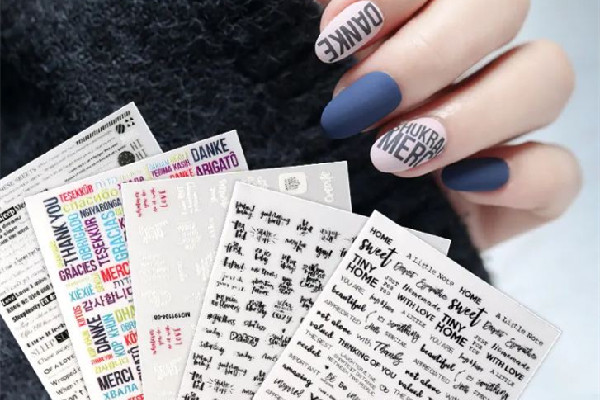 美甲貼紙能二次使用嗎 美甲貼紙可以貼在甲片上嗎 美甲貼紙能二次使用嗎 美甲貼紙可以貼在甲片上嗎