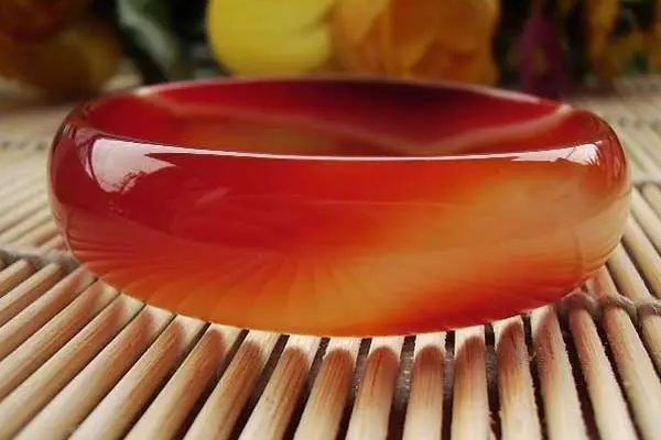 紅玉髓的功效和作用 紅玉髓對(duì)女性有什么好處 紅玉髓的功效和作用 紅玉髓對(duì)女性有什么好處