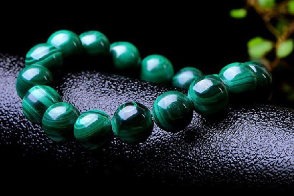 孔雀石的寓意和象征 孔雀石對(duì)人體有什么好處 孔雀石的寓意和象征 孔雀石對(duì)人體有什么好處