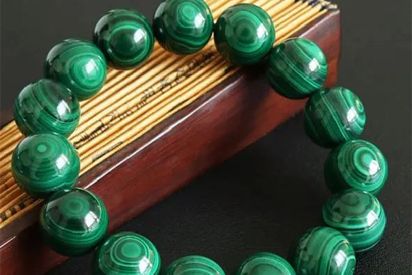 孔雀石的寓意和象征 孔雀石對(duì)人體有什么好處 孔雀石的寓意和象征 孔雀石對(duì)人體有什么好處