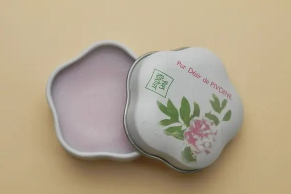 固體香膏和香水哪個(gè)更持久 固體香膏和香水哪個(gè)比較好