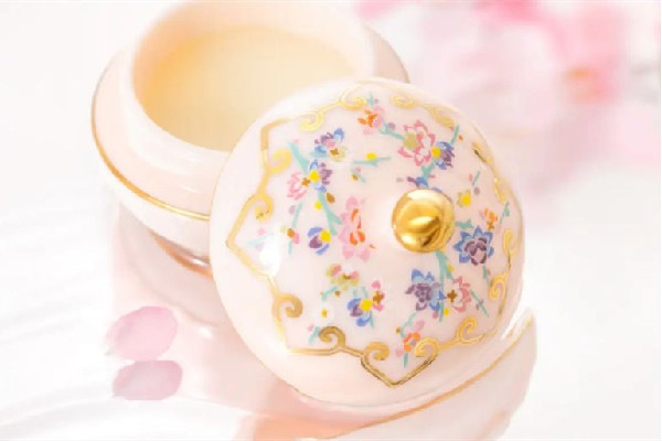 香膏涂在哪里最留香呢 香膏可以涂在頭發(fā)上嗎 香膏涂在哪里最留香呢 香膏可以涂在頭發(fā)上嗎