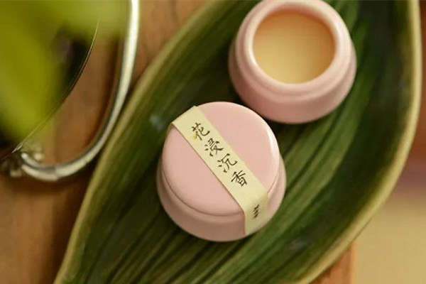 香膏涂在哪里最留香呢 香膏可以涂在頭發(fā)上嗎 香膏涂在哪里最留香呢 香膏可以涂在頭發(fā)上嗎