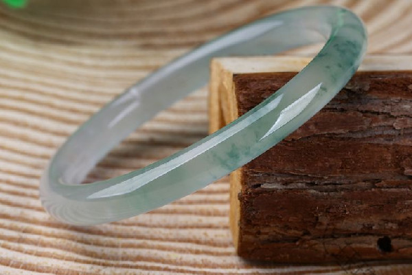 飄花翡翠手鐲有假嗎 飄花翡翠手鐲怎么看真假好壞 飄花翡翠手鐲有假嗎 飄花翡翠手鐲怎么看真假好壞