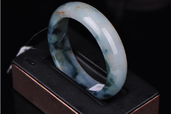 飄花手鐲和滿綠手鐲哪個(gè)好 飄花手鐲是什么種的 飄花手鐲和滿綠手鐲哪個(gè)好 飄花手鐲是什么種的