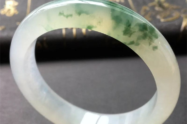 飄花手鐲和滿綠手鐲哪個(gè)好 飄花手鐲是什么種的 飄花手鐲和滿綠手鐲哪個(gè)好 飄花手鐲是什么種的