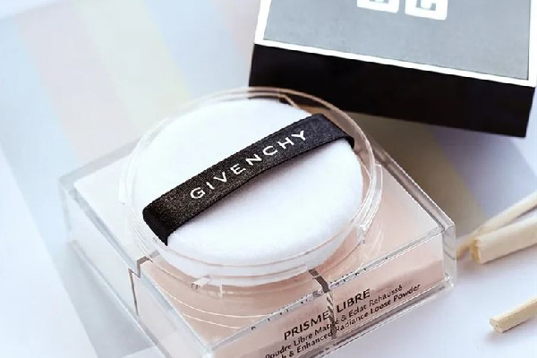 紀(jì)梵希散粉和蜜粉餅?zāi)膫€好 紀(jì)梵希散粉用久了不好出粉怎么辦