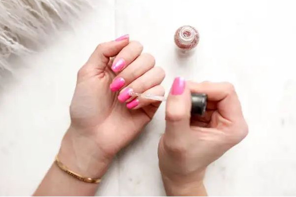 卸甲水對皮革有傷害嗎 卸甲水能去除衣服上的膠嗎 卸甲水對皮革有傷害嗎 卸甲水能去除衣服上的膠嗎