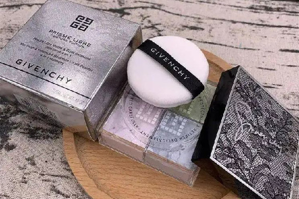 紀(jì)梵希散粉和蜜粉餅?zāi)膫€(gè)好 紀(jì)梵希散粉用久了不好出粉怎么辦