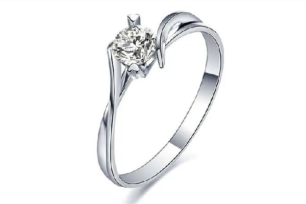 婚戒要不要一直戴著 婚戒會(huì)越來越松嗎 婚戒要不要一直戴著 婚戒會(huì)越來越松嗎