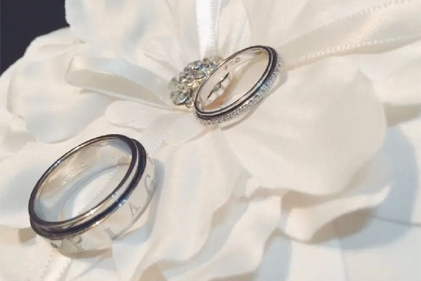 婚戒和對(duì)戒一定都要買嗎 婚戒是戴在哪個(gè)手指 婚戒和對(duì)戒一定都要買嗎 婚戒是戴在哪個(gè)手指