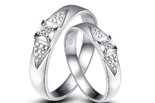 婚戒和對(duì)戒一定都要買嗎 婚戒是戴在哪個(gè)手指 婚戒和對(duì)戒一定都要買嗎 婚戒是戴在哪個(gè)手指