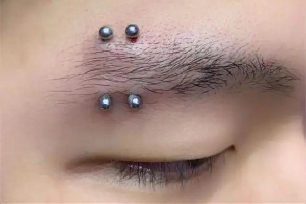 江漢路步行街眾刺紋畫·穿刺·洗紋身·遮蓋穿孔會(huì)疼嗎 打眉釘有什么傷害嗎 江漢路步行街眾刺紋畫·穿刺·洗紋身·遮蓋穿孔會(huì)疼嗎 打眉釘有什么傷害嗎