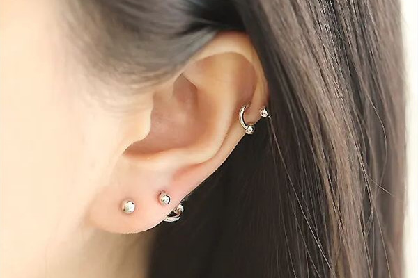 江漢路步行街星靚彩耳洞吧專業(yè)打耳洞穿耳洞店服務(wù)怎么樣 穿耳洞后如何護(hù)理 江漢路步行街星靚彩耳洞吧專業(yè)打耳洞穿耳洞店服務(wù)怎么樣 穿耳洞后如何護(hù)理