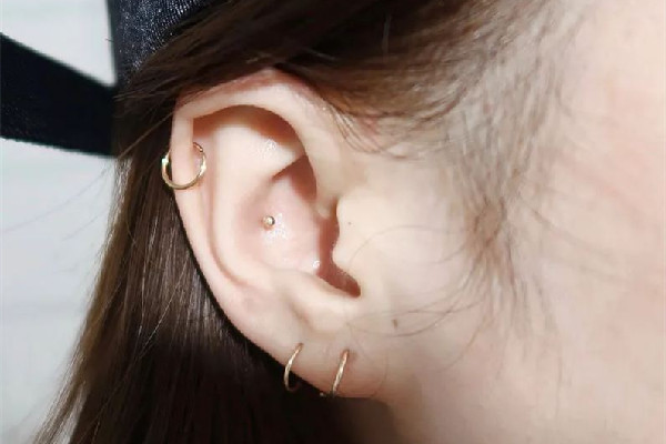 江漢路步行街星靚彩耳洞吧專業(yè)打耳洞穿耳洞店服務(wù)怎么樣 穿耳洞后如何護(hù)理 江漢路步行街星靚彩耳洞吧專業(yè)打耳洞穿耳洞店服務(wù)怎么樣 穿耳洞后如何護(hù)理