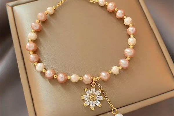 珍珠手鏈戴左手還是右手 珍珠手鏈戴久了會怎么樣 珍珠手鏈戴左手還是右手 珍珠手鏈戴久了會怎么樣