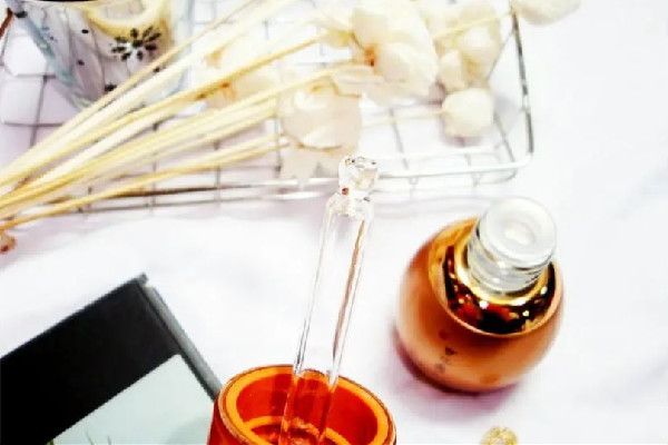 精華油能不能混在霜里用 精華油怎么用在臉上 精華油能不能混在霜里用 精華油怎么用在臉上