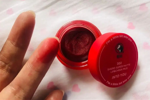 唇泥可以疊加唇蜜嗎 唇泥涂完之后顯唇紋怎么辦 唇泥可以疊加唇蜜嗎 唇泥涂完之后顯唇紋怎么辦