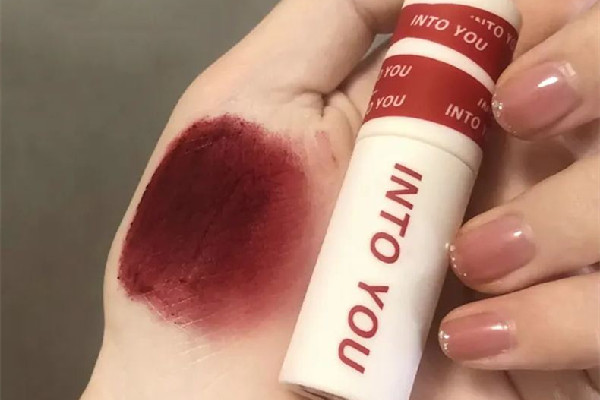 唇泥可以用洗面奶洗掉嗎 唇泥用什么卸妝 唇泥可以用洗面奶洗掉嗎 唇泥用什么卸妝