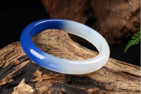 手鐲戴久了變黃什么原因 手鐲變黃了是正?，F(xiàn)象嗎