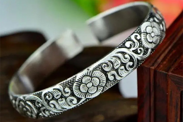 手鐲有紋值得買嗎 手鐲有紋是什么意思 手鐲有紋值得買嗎 手鐲有紋是什么意思