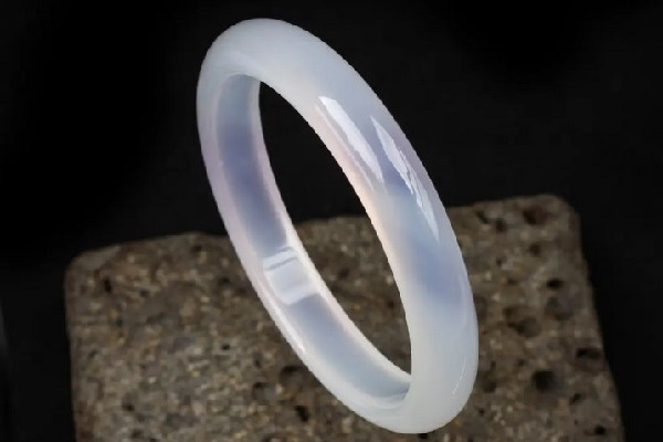 手鐲戴久了變黃什么原因 手鐲變黃了是正常現(xiàn)象嗎