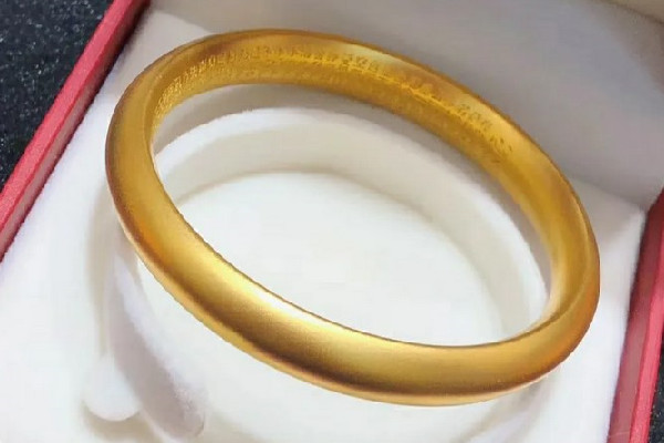 黃金手鐲可以有一直戴著嗎 黃金手鐲戴大一點(diǎn)好還是小一點(diǎn)好 黃金手鐲可以有一直戴著嗎 黃金手鐲戴大一點(diǎn)好還是小一點(diǎn)好