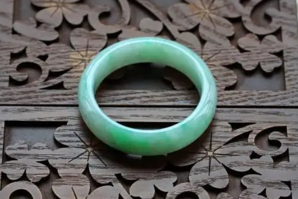 手鐲戴久了變黃什么原因 手鐲變黃了是正常現(xiàn)象嗎