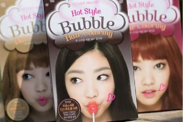 染發(fā)劑染在皮膚上可以用什么方法去掉 染發(fā)劑弄在衣服上怎么洗掉 染發(fā)劑染在皮膚上可以用什么方法去掉 染發(fā)劑弄在衣服上怎么洗掉