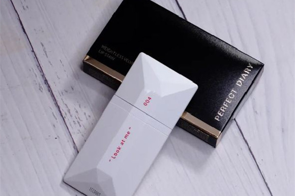 完美日記名片唇釉怎么樣 完美日記名片唇釉會(huì)沾杯嗎