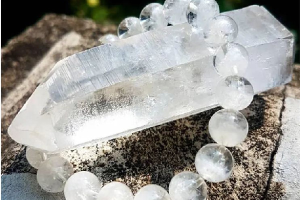 白水晶的功效和作用 白水晶適合什么屬相戴 白水晶的功效和作用 白水晶適合什么屬相戴
