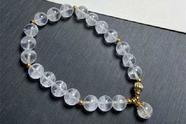 白水晶是有棉絮好還是沒有棉絮好 白水晶買什么樣的比較好 白水晶是有棉絮好還是沒有棉絮好 白水晶買什么樣的比較好