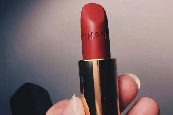 絲絨口紅和啞光口紅的區(qū)別 絲絨口紅是什么質(zhì)地 絲絨口紅和啞光口紅的區(qū)別 絲絨口紅是什么質(zhì)地