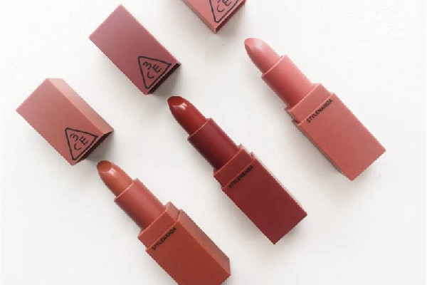 口紅有白點是怎么回事 口紅有白點還能用嗎 口紅有白點是怎么回事 口紅有白點還能用嗎