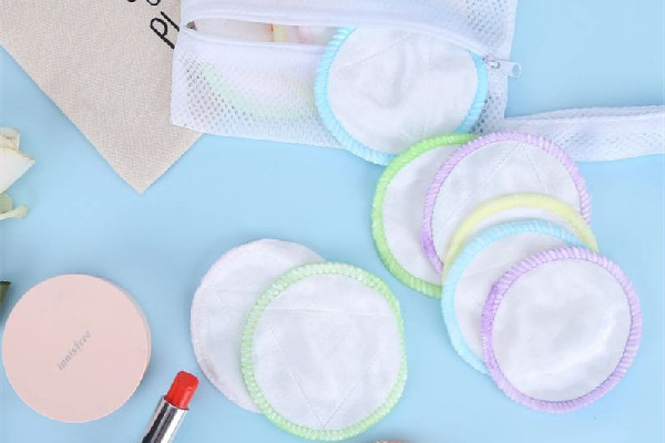 卸妝棉要和卸妝水一起用嗎 卸妝棉要打濕嗎 卸妝棉要和卸妝水一起用嗎 卸妝棉要打濕嗎